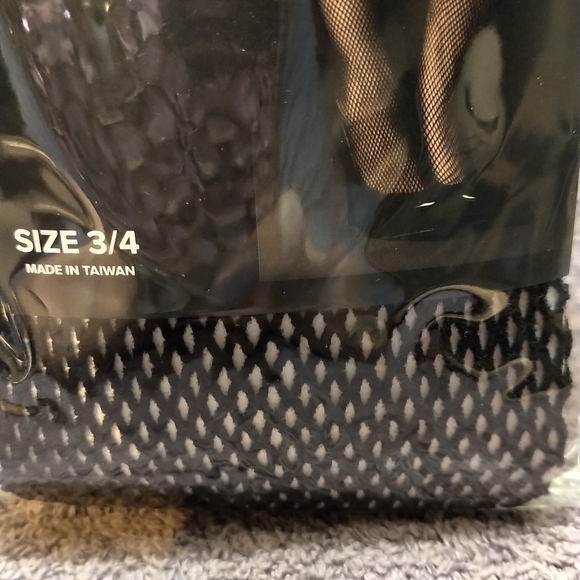 🆕 1X / 2X PLUS SIZE BLACK FISHNET TIGHTS - Picture 2 of 4